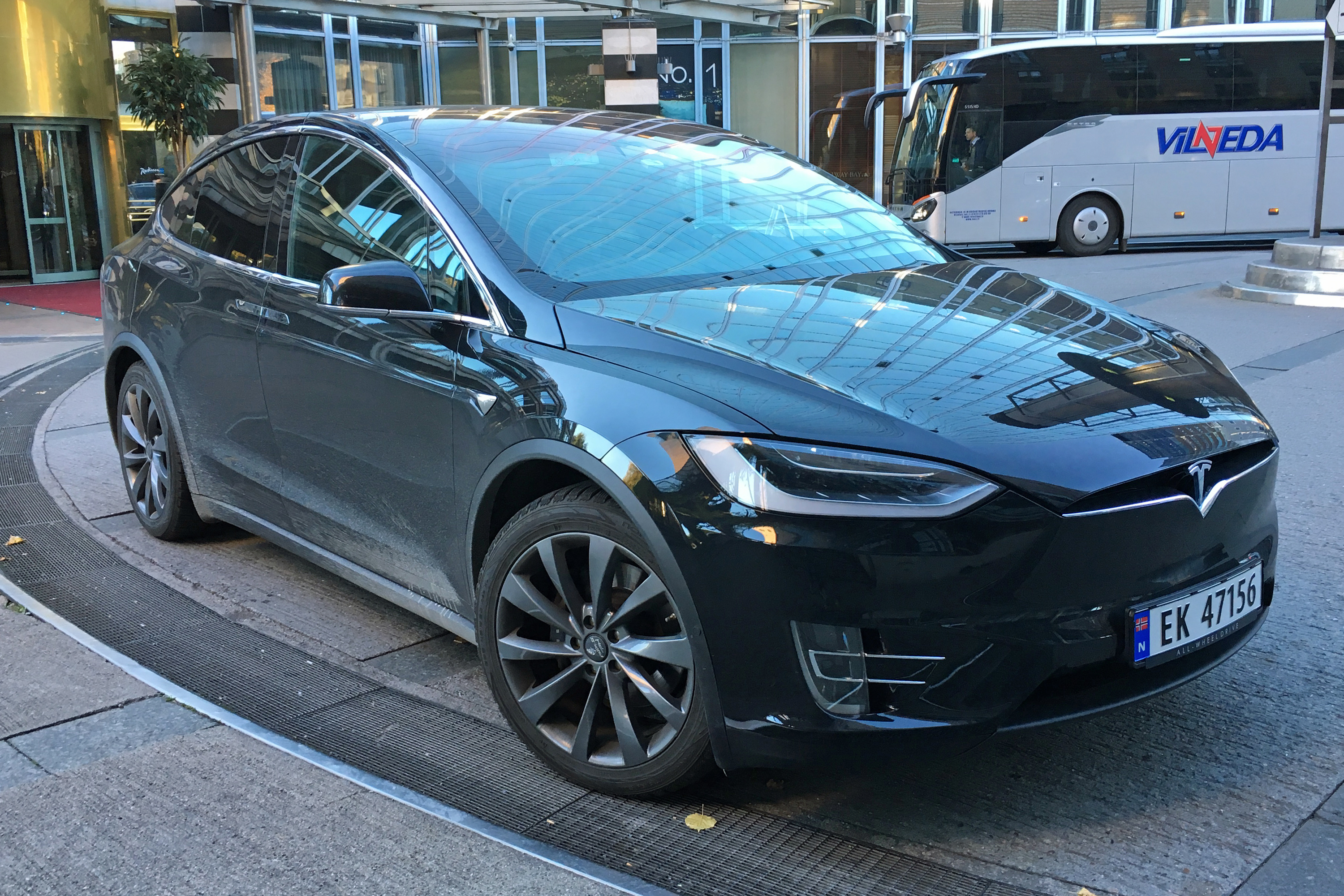 Tesla Model X – 30% Modelu S, 100% prądu